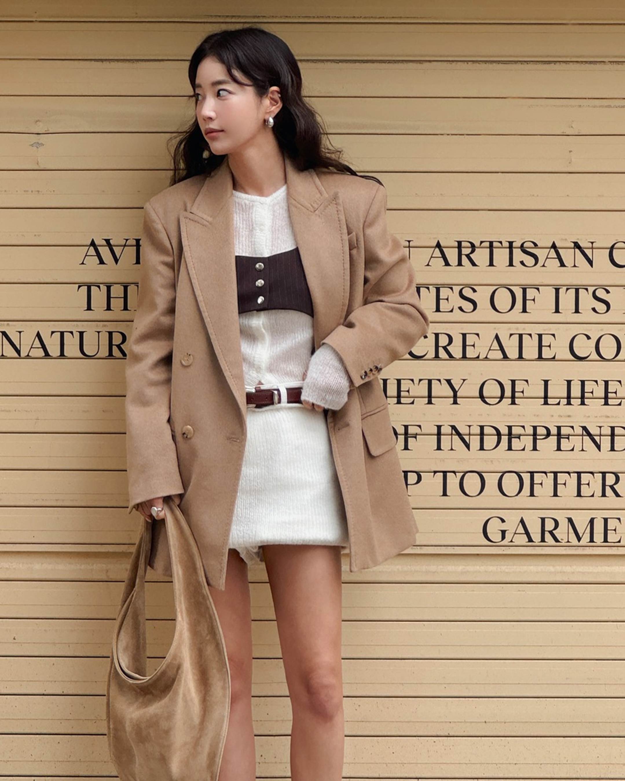 10 cách mặc áo khoác sáng màu giúp phụ nữ trên 40 tuổi nổi bật với vẻ ngoài trẻ trung-4