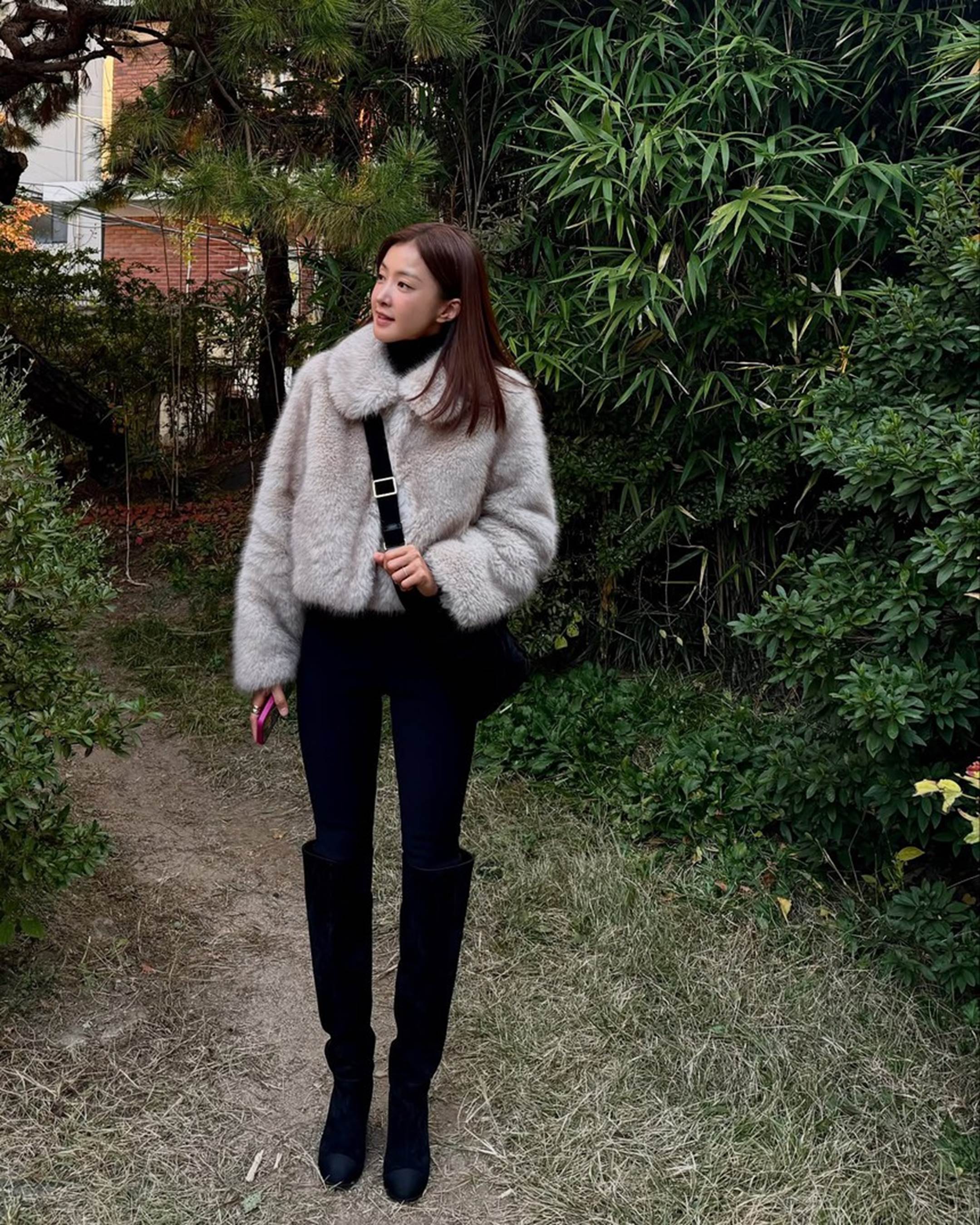 10 cách mặc áo khoác sáng màu giúp phụ nữ trên 40 tuổi nổi bật với vẻ ngoài trẻ trung-5