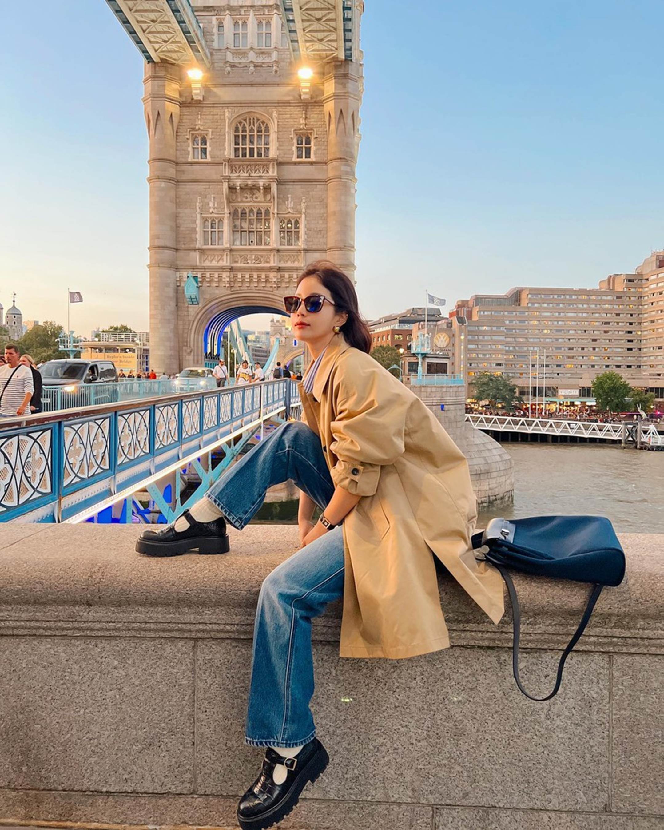 10 cách mặc áo khoác sáng màu giúp phụ nữ trên 40 tuổi nổi bật với vẻ ngoài trẻ trung-9