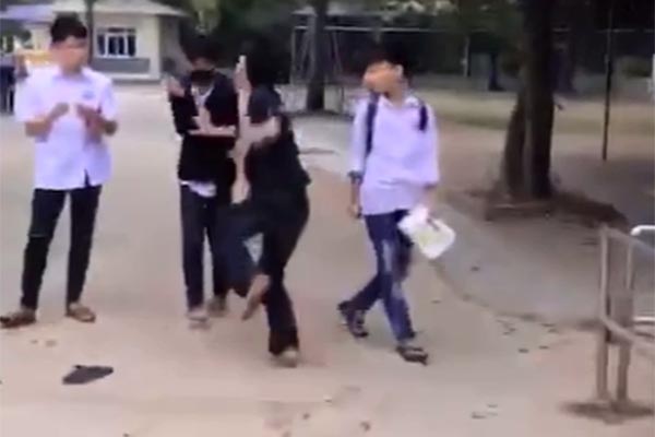 Đang học bài, nam sinh bị nhóm thiếu niên xông vào nhà đánh túi bụi-1