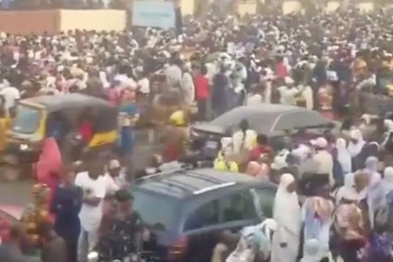 Sốc: Giẫm đạp kinh hoàng tại hội chợ vui chơi ở trường học, ít nhất 30 trẻ em tử vong