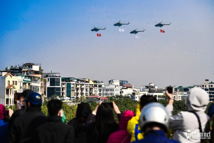 Nghìn người lên đê xem Su-30MK2, trực thăng bay trình diễn trên bầu trời Hà Nội-8