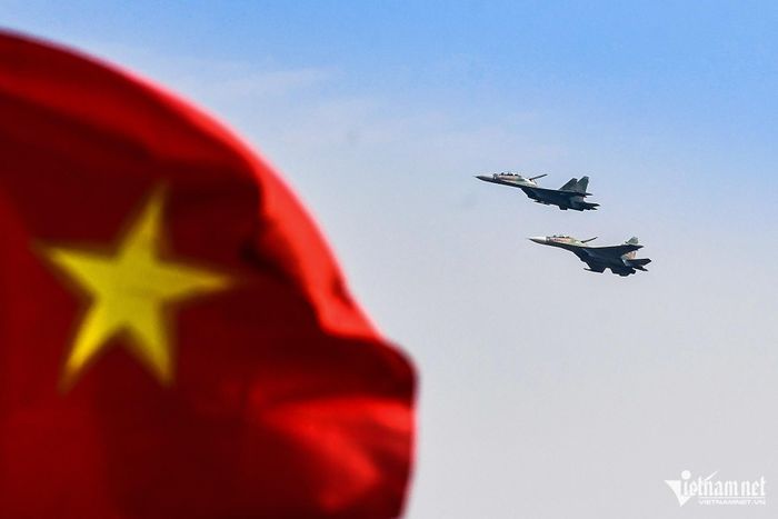 Nghìn người lên đê xem Su-30MK2, trực thăng bay trình diễn trên bầu trời Hà Nội-10