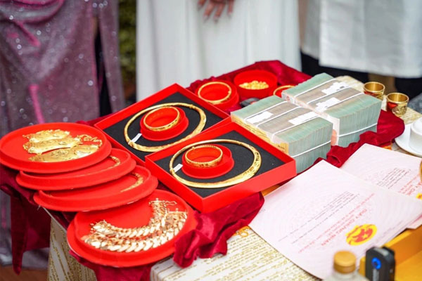 Giá vàng lên cao, tôi áp lực chuyện mua vàng cưới-2