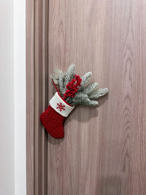 Tham khảo cách trang trí nhà đơn giản mà ấm cúng, đậm sắc màu giáng sinh của Lý Phương Châu-12