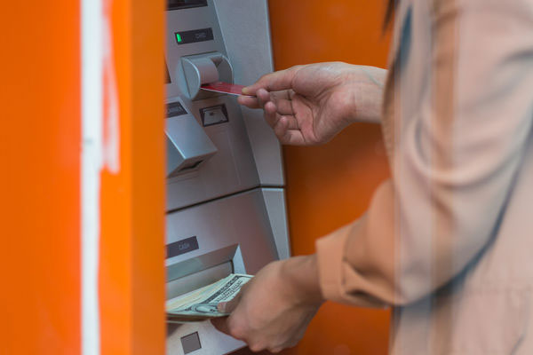 Đi rút tiền ở ATM, cậu học sinh chết lặng khi thấy hơn 260 tỷ đồng trong tài khoản-1