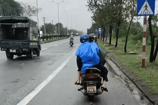 Hàng triệu người xem clip 2 thiếu nữ ở Đà Nẵng giúp đỡ cụ ông đãng trí lạc đường