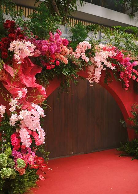 Toàn cảnh lễ đính hôn của tiểu thư Quận 3 và Chủ tịch 9X: Visual dâu rể sáng bừng, sính lễ ngộp thở-2