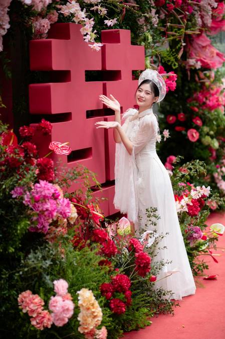 Toàn cảnh lễ đính hôn của tiểu thư Quận 3 và Chủ tịch 9X: Visual dâu rể sáng bừng, sính lễ ngộp thở-3