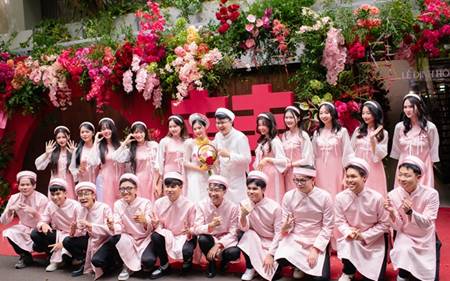 Toàn cảnh lễ đính hôn của tiểu thư Quận 3 và Chủ tịch 9X: Visual dâu rể sáng bừng, sính lễ ngộp thở-5