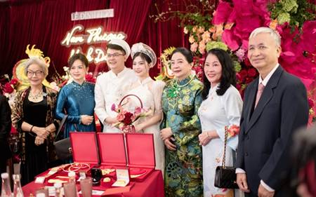 Toàn cảnh lễ đính hôn của tiểu thư Quận 3 và Chủ tịch 9X: Visual dâu rể sáng bừng, sính lễ ngộp thở-6