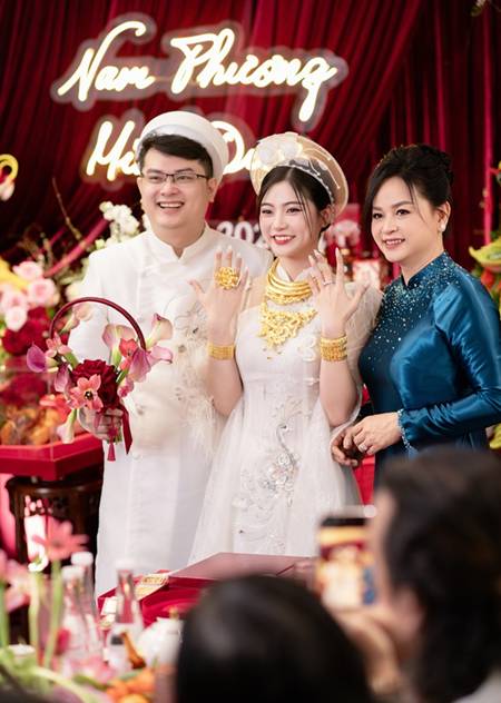 Toàn cảnh lễ đính hôn của tiểu thư Quận 3 và Chủ tịch 9X: Visual dâu rể sáng bừng, sính lễ ngộp thở-7