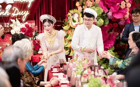 Toàn cảnh lễ đính hôn của tiểu thư Quận 3 và Chủ tịch 9X: Visual dâu rể sáng bừng, sính lễ ngộp thở-8