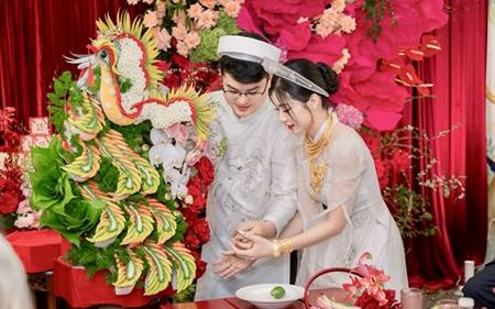 Toàn cảnh lễ đính hôn của tiểu thư Quận 3 và Chủ tịch 9X: Visual dâu rể sáng bừng, sính lễ ngộp thở-9