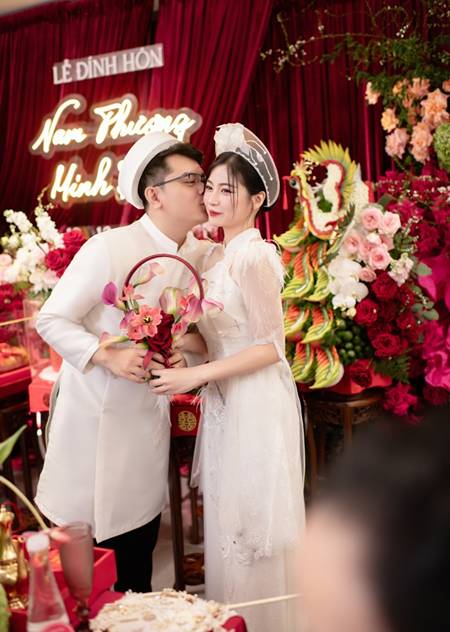 Toàn cảnh lễ đính hôn của tiểu thư Quận 3 và Chủ tịch 9X: Visual dâu rể sáng bừng, sính lễ ngộp thở-10