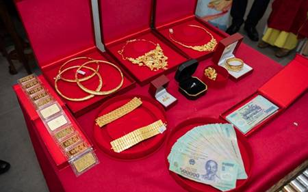 Toàn cảnh lễ đính hôn của tiểu thư Quận 3 và Chủ tịch 9X: Visual dâu rể sáng bừng, sính lễ ngộp thở-11