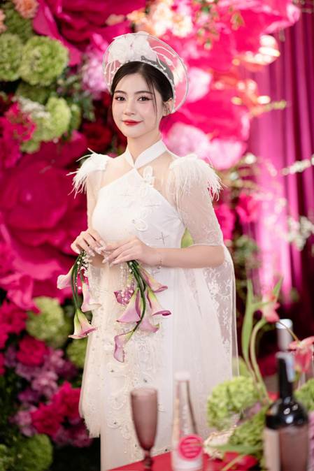 Toàn cảnh lễ đính hôn của tiểu thư Quận 3 và Chủ tịch 9X: Visual dâu rể sáng bừng, sính lễ ngộp thở-12