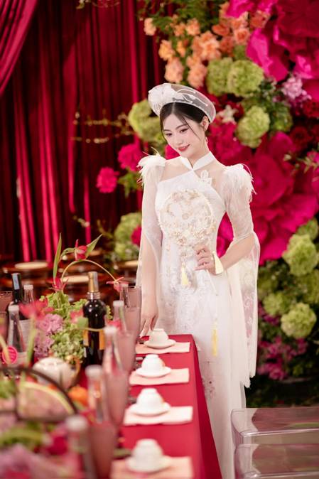 Toàn cảnh lễ đính hôn của tiểu thư Quận 3 và Chủ tịch 9X: Visual dâu rể sáng bừng, sính lễ ngộp thở-14