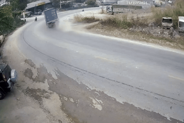 Nhóm thanh thiếu niên cầm hung khí dạo phố ở Thủ Đức gây náo loạn-2