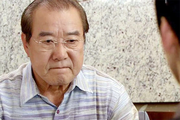 Bố chồng có lương hưu hơn 30 triệu nhưng tháng nào cũng vay thêm tiền: Con dâu nghe lén điện thoại thì chết điếng vì phát hiện bí mật-3