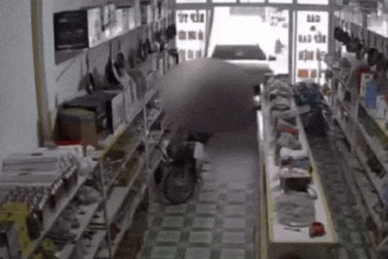 Camera ghi lại 13 giây ám ảnh trong vụ tai nạn ở Tuyên Quang khiến bé gái 17 tháng tuổi tử vong