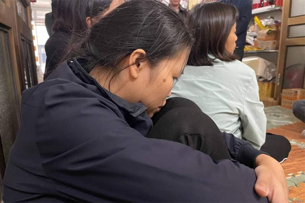 4 cuộn thép nặng hàng tấn rơi khỏi ô tô đầu kéo ở Hà Nội-4