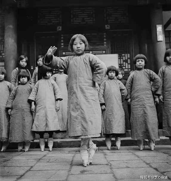 Bảo tàng Hà Lan công bố ảnh quý về Trung Quốc cách đây gần 100 năm: Điều bất ngờ xuất hiện trên đường phố-6