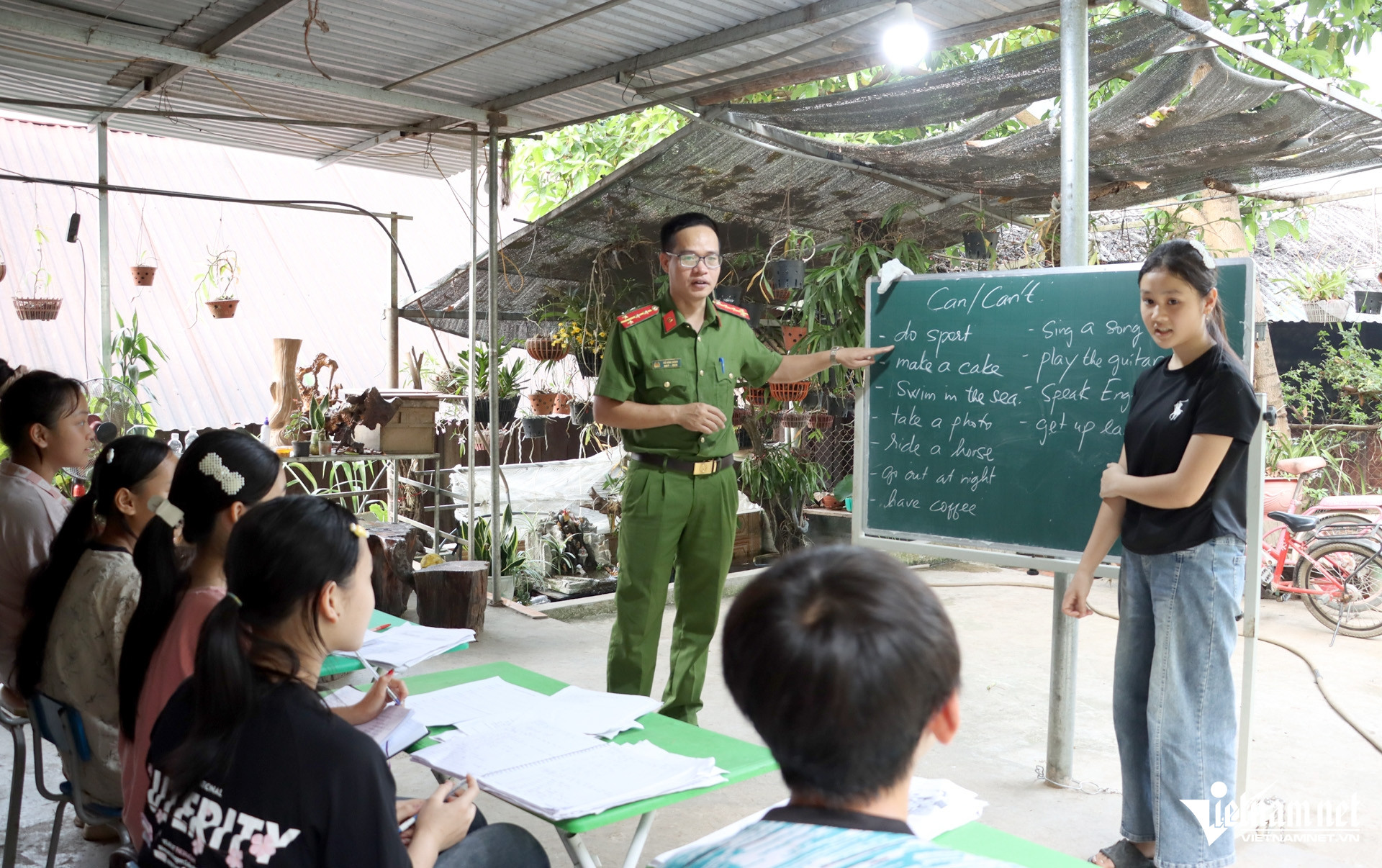 Thiếu tá Công an mở lớp tiếng Anh, trẻ nơi xa ùn ùn kéo đến học-1