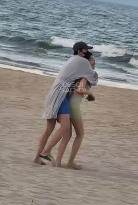 1 đôi Vbiz bị camera ghi lại cảnh bí mật hẹn hò, phản ứng khi bị phát hiện trở thành tâm điểm-3