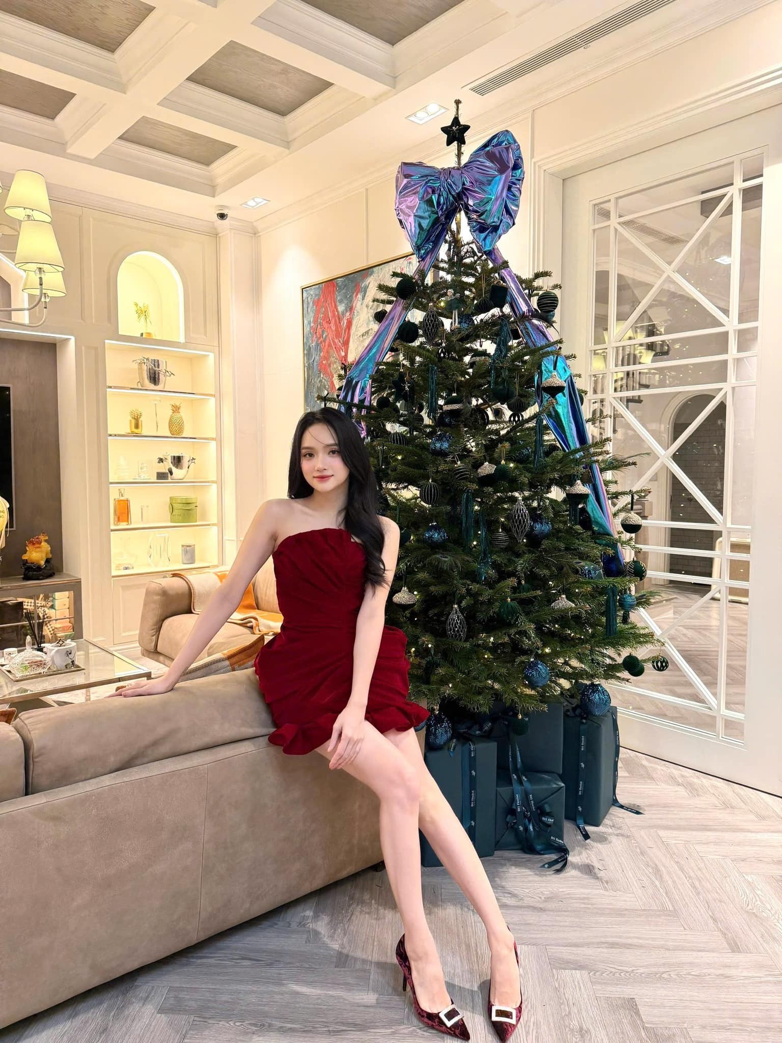 Thời trang đón Giáng sinh của các Hoa hậu Việt: Thanh Thủy xinh như công chúa-3