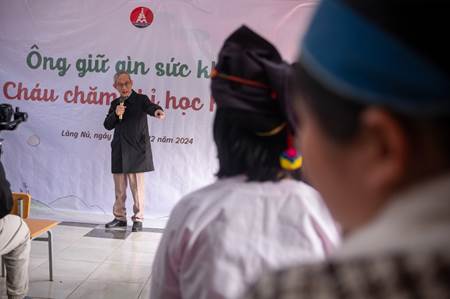 Cuộc hội ngộ của ông nội Khang và 22 đứa trẻ mồ côi ở Làng Nủ: Tôi còn nợ các cháu lời hẹn ước 15 năm sau-4