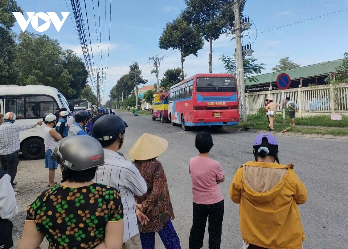 Ô tô chở công nhân gây tai nạn làm nữ công nhân tử vong ở Tiền Giang-1