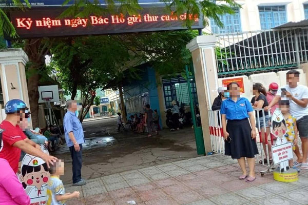 Mâu thuẫn tình cảm, người đàn ông bắt giữ bạn gái, cướp điện thoại-2