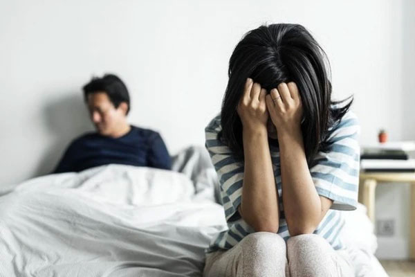 Thấy chồng có nhiều biểu hiện mờ ám, vợ âm thầm theo dõi rồi bật khóc khi nhìn thấy chồng-2