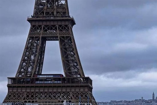 Tháp Eiffel bốc cháy ngay trước đêm Giáng sinh