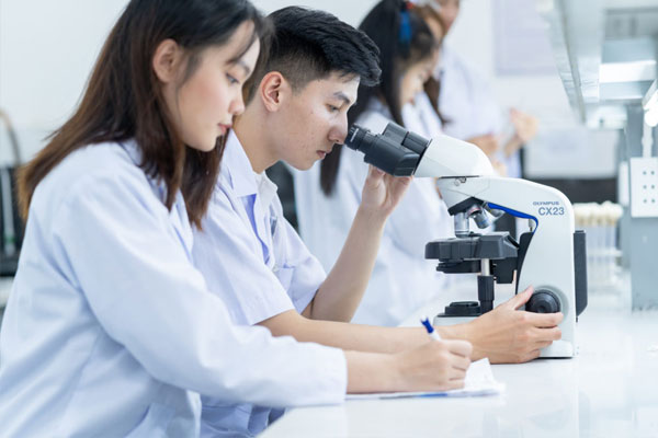 Con học đại học, bố mẹ méo mặt-2