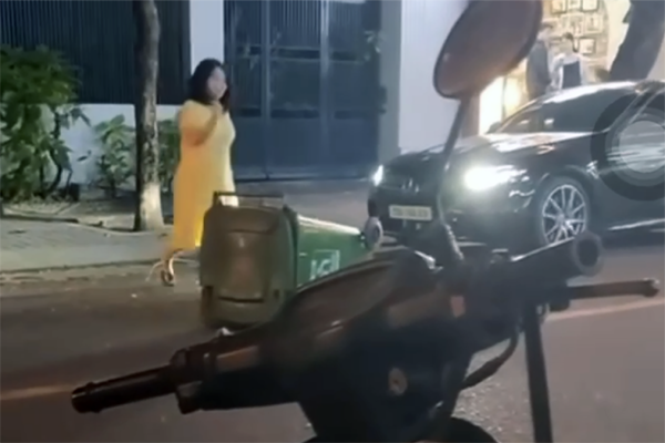 Thu giữ kiếm của người đàn ông đi Mercedes dọa nhân viên ở Nha Trang-2