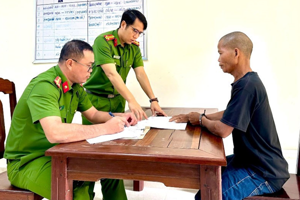 Tạm giữ khẩn cấp cha dượng hiếp dâm con gái riêng của vợ-2