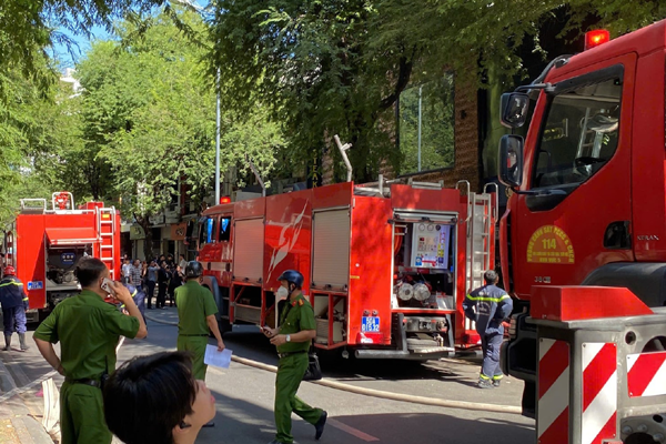 Hà Nội: Cháy dữ dội tại 1 quán ăn lúc sáng sớm, người dân hoảng hốt tìm cách thoát nạn-3