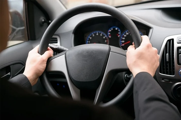 Những kiểu cầm vô lăng sai cách dễ gây nguy hiểm-2