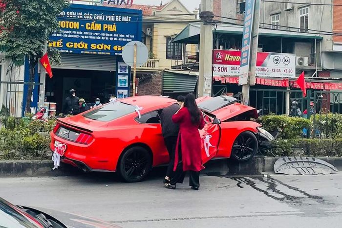 Chú rể lái ô tô Ford Mustang đi đón dâu gây tai nạn ở Quảng Ninh-1