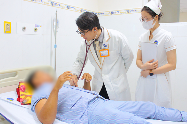 Người đàn ông nguy kịch vì tự điều trị khi bị rắn độc cắn-1