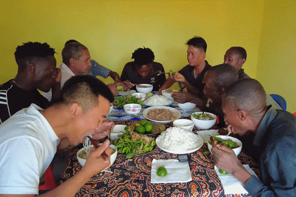 Lần đầu thử món phở bò Việt Nam, người dân châu Phi liên tục nói 1 từ
