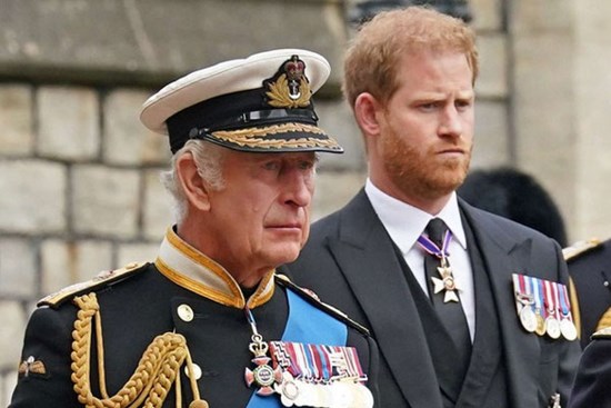 Vua Charles vạch rõ quan hệ với Harry