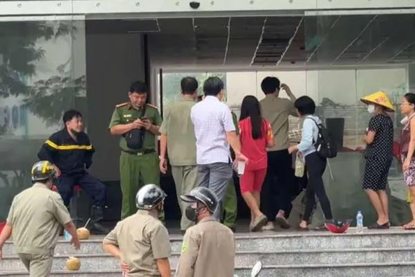 Cây xanh bật gốc đè trúng một người đi đường-4