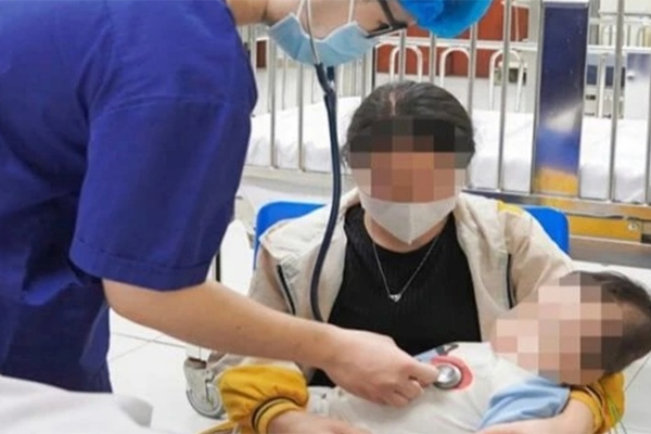 Mũ áo mắc vào thành cầu trượt, bé 3 tuổi tím tái, ngừng thở-2