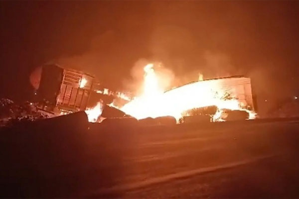 Vụ cháy ở làng nghề gỗ Liên Hà: 10 nhà xưởng bị thiêu rụi-3