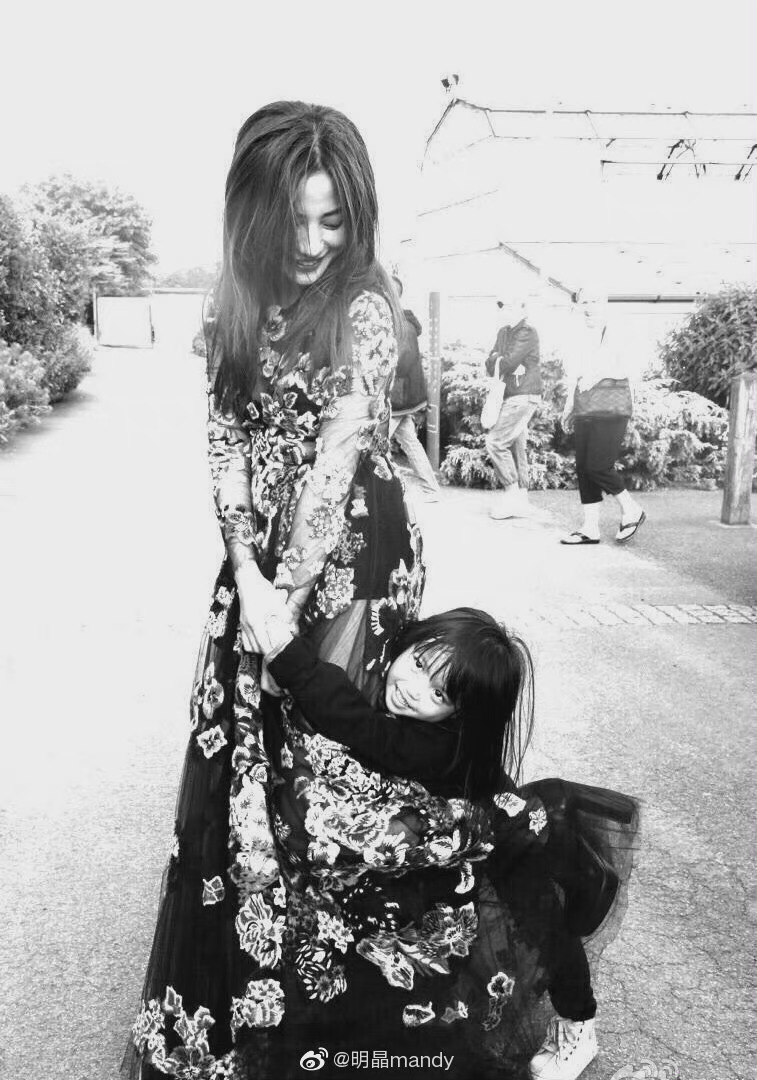 Bố mẹ ly hôn nhiều năm, tình hình con gái Triệu Vy hiện tại ra sao?-4