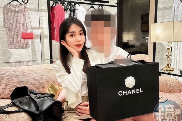 Clip: Bắt quả tang ngoại tình, người chồng bị nhân tình của vợ hất lên nắp capo xe-1