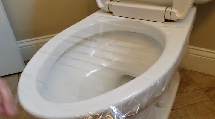 Cách thông tắc bồn cầu bằng băng dính hiệu quả bất ngờ-1